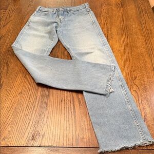 Levi’s Light Wash Raw Hem Straight Leg Jeans Women’s 28